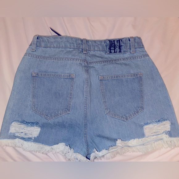 PRETTYLITTLETHING Shape Bleach Wash Ripped Hem Denim Shorts - Picture 10 of 10